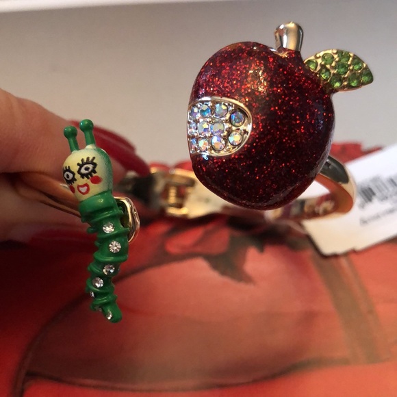 Adorable Authentic Betsy Johnson hinged Bracelet. New with tag. - Picture 5 of 13